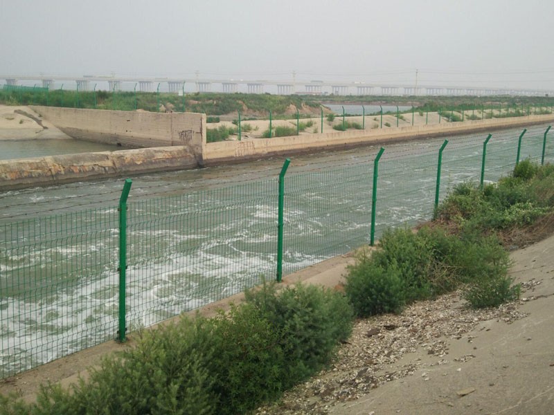 水庫圍欄